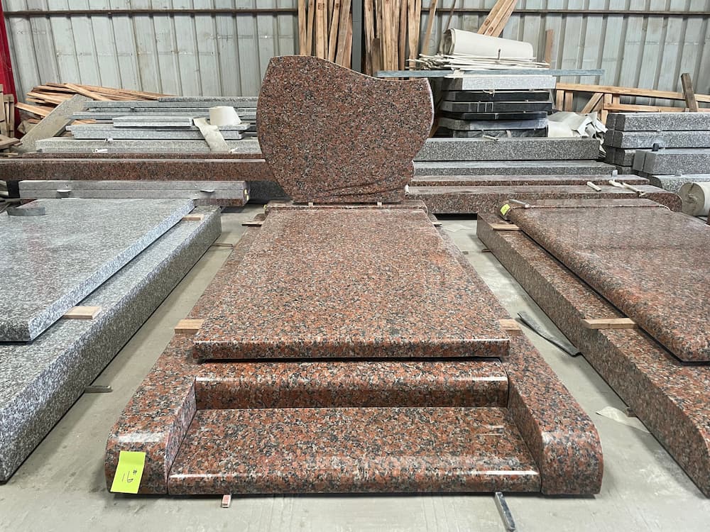 G562 French-Style Monument